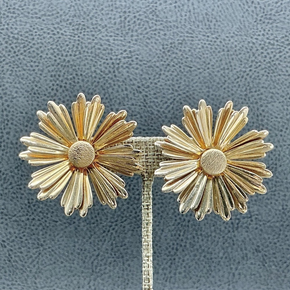 Vintage Sarah Coventry Earrings Gold‎ Tone Daisy Flower Stud Clip On Jewelry 2"
